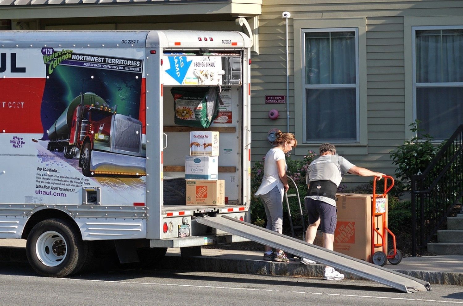 Load Boxes On To Uhaul Rented Moving Van 1920w